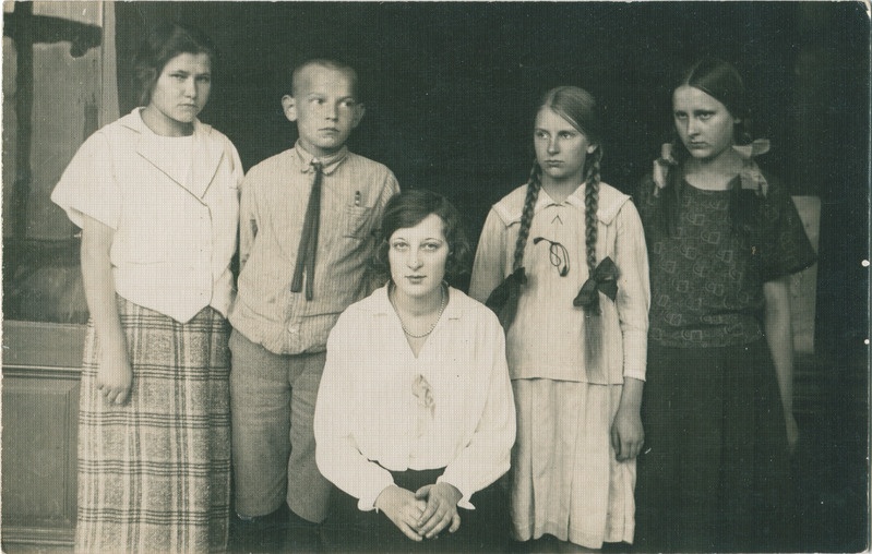 Tulevane kunstnik Ottomar Mänd õdede ja sugulastega