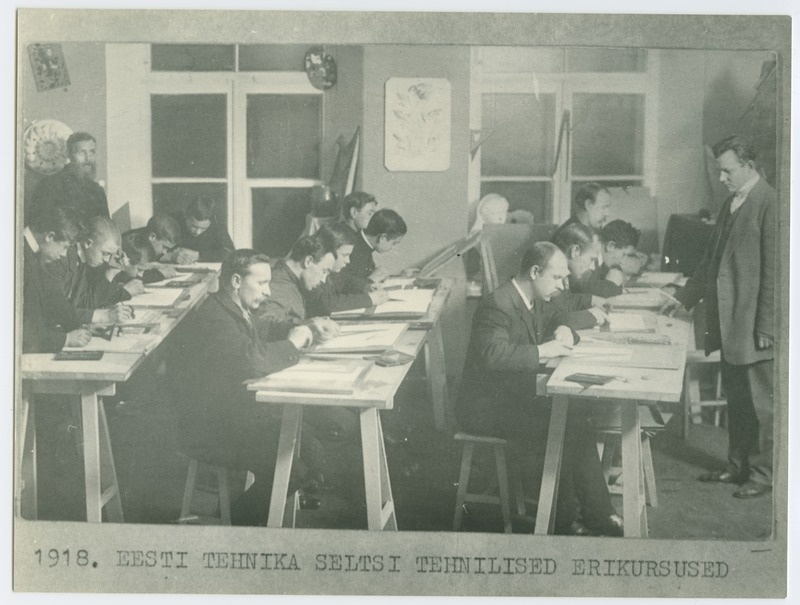 1918.a. Eesti Tehnika Seltsi tehnilised erikursused Lutheri mööblivabriku majas, juhendamas H.V. Reier