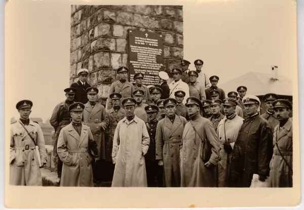 Officers of the Higher Military School at the fair pillar of the War of Liberty in Kose rural municipality