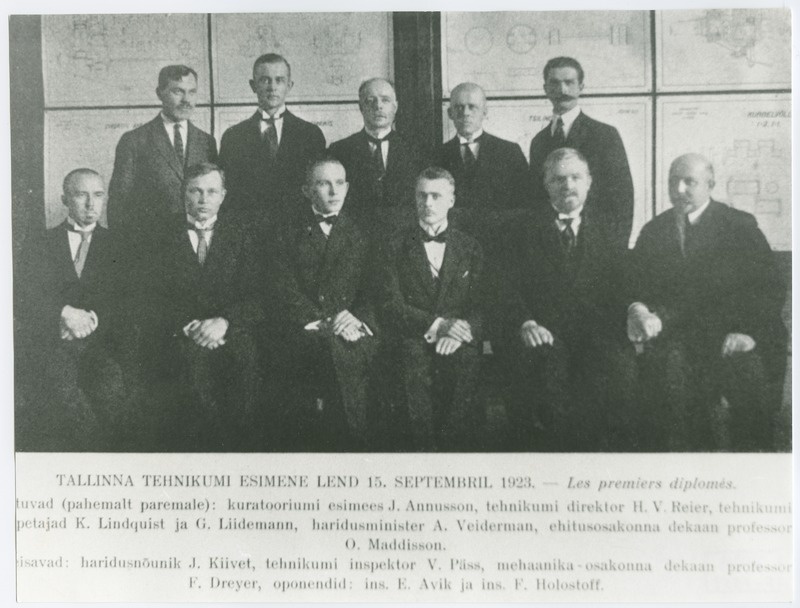 Tallinna Tehnikumi esimene lend 15.sept. 1923.a., istuvad vasakult: 1) kuratooriumi esimees J. Annusson, 2) direktor H.V. Reier, 3) lõpetaja K. Lindquist, 4) lõpetaja G. Liidemann, 5) haridusminister A. Veiderman, 6) ehitusosak. dekaan prof. O. maddison; 2.reas 1) J. Kiivet, 2) inspektor V. Päss, 3) mehaanikaosakonna dekaan prof. F. Dreyer, 4) insener  E. Avik,  5) insener F. Holostoff