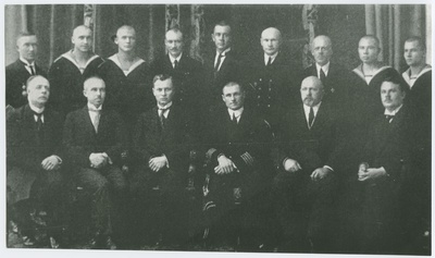 Tallinna Tehnikumi esimene mereinseneride lend, grupipilt, 1.reas vasakult: 1) prof. F. Dreyer, 2) J. Annusson, 3) direktor H. Reier, 4) kapten-major J. Herm, 5) prof. O. Maddison, 6)insener H. Einberg; 2.reas:1) kapten-major J. Maasik, 2) kadett A. Adler, 3) kadett V. Käpp, 4) mereväe kapten Salza, 5) insp. V. Päss, 6) ins., kapten-major P. Gerrets, 7) insener E. Avik, 8) kadett R. Brückel, 9) G. Kull  duplicate photo