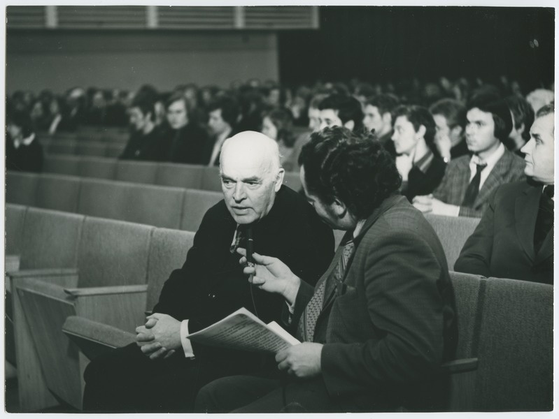 TPI rektor Agu Aarna aulas intervjuud andmas, 1970. aastad