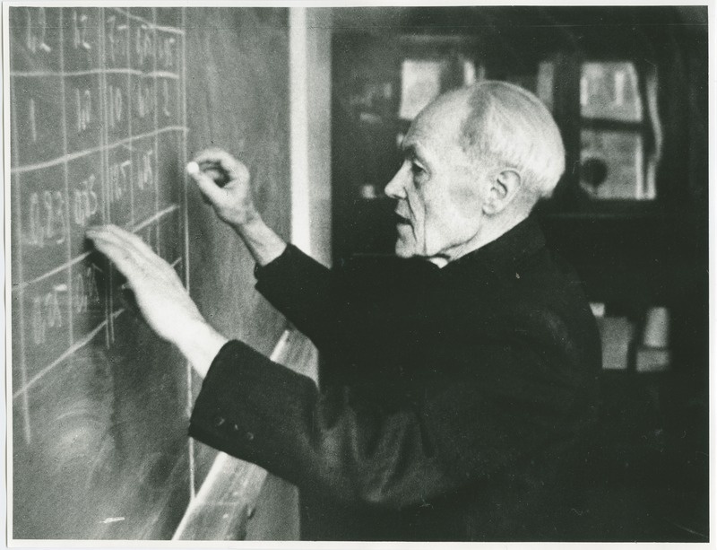 Professor Leo Jürgenson tahvli ees loengut andmas, märts 1979.a.