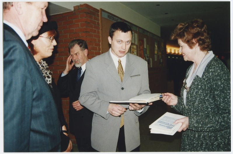 Näituse "Leo Jürgenson 100" avamine, keskel Kalle Jürgenson, paremal Imbi kaasik Raamatukogust, vasakul Kaido Hääl, tagaplaanil Malle Jürgenson ja Jüri Tanner, 18.jaan. 2001.a.