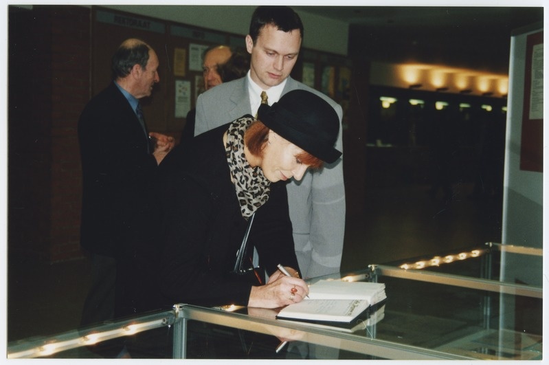 Näituse "Leo Jürgenson 100" avamine, nime kirjutab raamatusse L. Jürgensoni minija Malle Jürgenson, tema kõrval pojapoeg Kalle Jürgenson, 18.jaan. 2001. a.