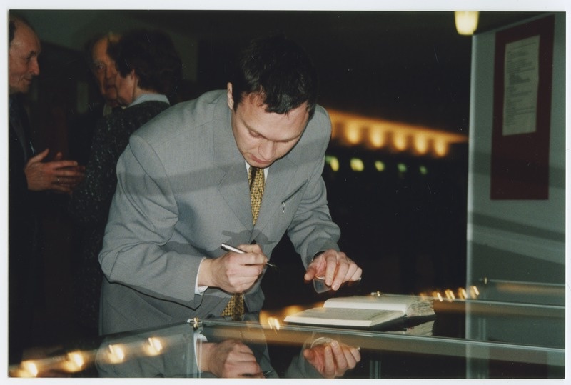 Näituse "Leo Jürgenson 100" avamine, nime kirjutab raamatusse L. Jürgensoni pojapoeg Kalle Jürgenson, 18.jaan. 2001.a.