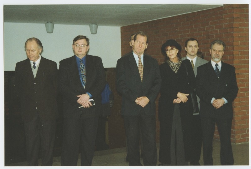 Näituse "Leo Jürgenson 100" avamine, seisavad (vasakult) Lembit Joorits, Mart Ummelas, Kaido Hääl, Malle Jürgenson, Kalle Jürgenson, Jüri Tanner, 18.jaan. 2001.a.
