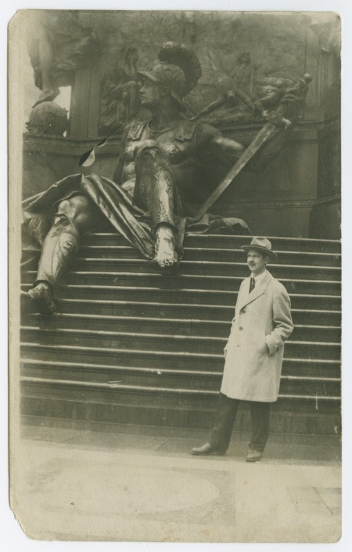 Karl Papello Berliinis monumendi ees, 1922