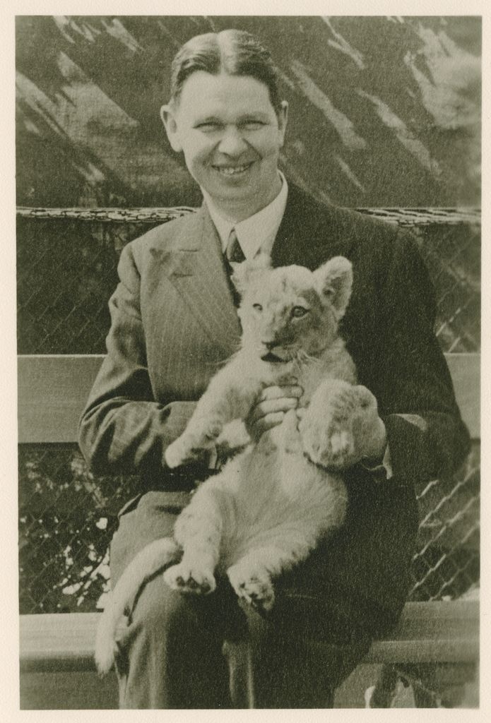 Karl Papello istumas pingil, süles tiigrikutsikas. Jena, 1933