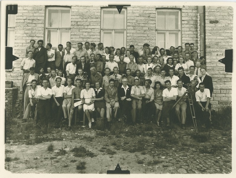 TPI ehitusteaduskonna üliõpilased geodeesia praktikumis, grupipilt, 1945.a.
