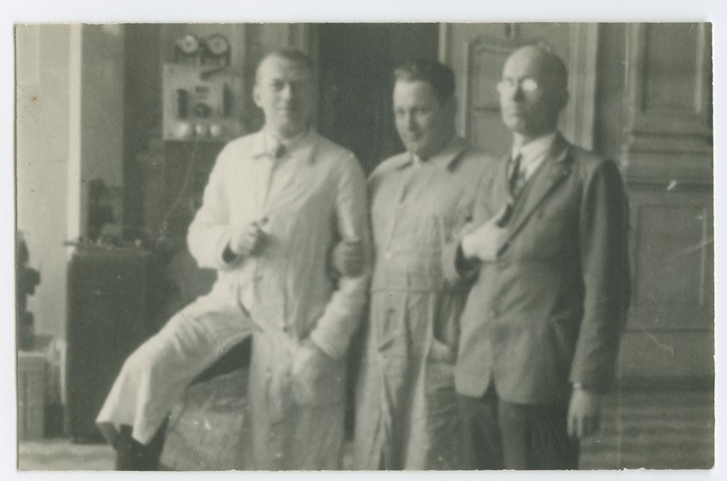 A. Lifländer, V. Jakson ja B. Kraeman Tallinna Tehnikumi elektrilaboratooriumis, 1930.a.