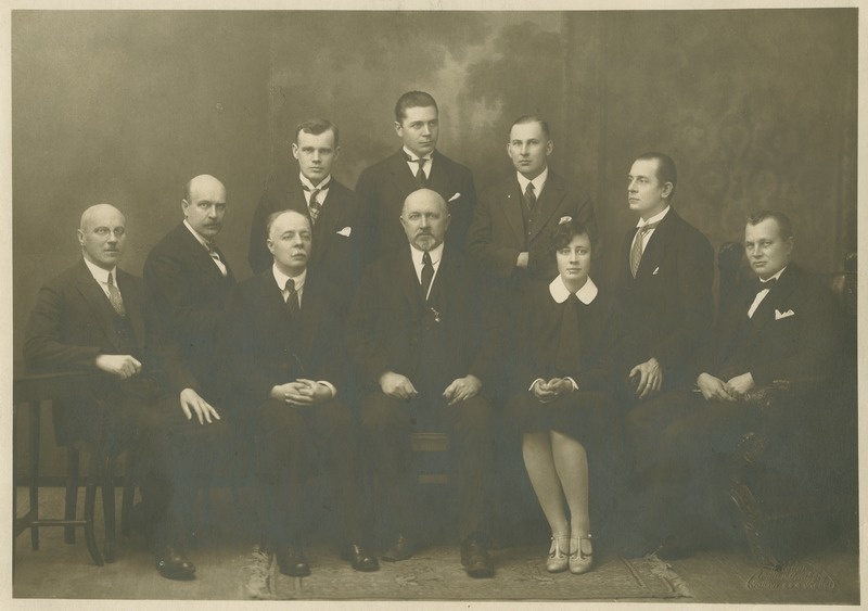 Tallinna Tehnikumi lõpetajad (ehitustehnika) ja õppejõud, grupipilt, 1.rida vasakult: E. Leppik, 2) O. Reinvald, 3) F. Dreyer, 4) O. Maddison, 5) lõpetaja Niina Kunnos, 6) V. Päss, 7)direktor H. Reier; 2.reas lõpetajad: 1) Artur Vanderer, 2) Nikolai Jürisson, 3) August Ehvert,  14.dets. 1928.a.