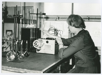 TPI soojusenergeetika kateedri vanemteadur V. Ratnik teostamas keemilist analüüsi põlevkivituhast, 1971.a.  similar photo