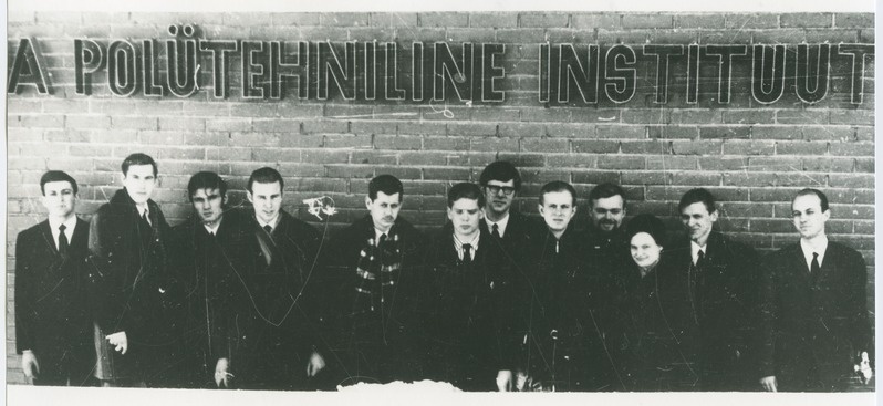 TPI soojusenergeetika eriala lõpetajad peahoone ees, paremalt esimene vanemõpetaja Toomas Tiikma, 1969.a.