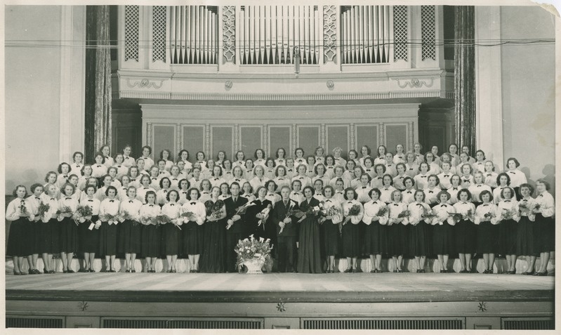 TPI Akadeemilise Naiskoori 10.aastapäeva kontsert "Estonia" kontserdisaalis, koor laval, ees keskel dirigendid lilledega, 1955.-1956.a.