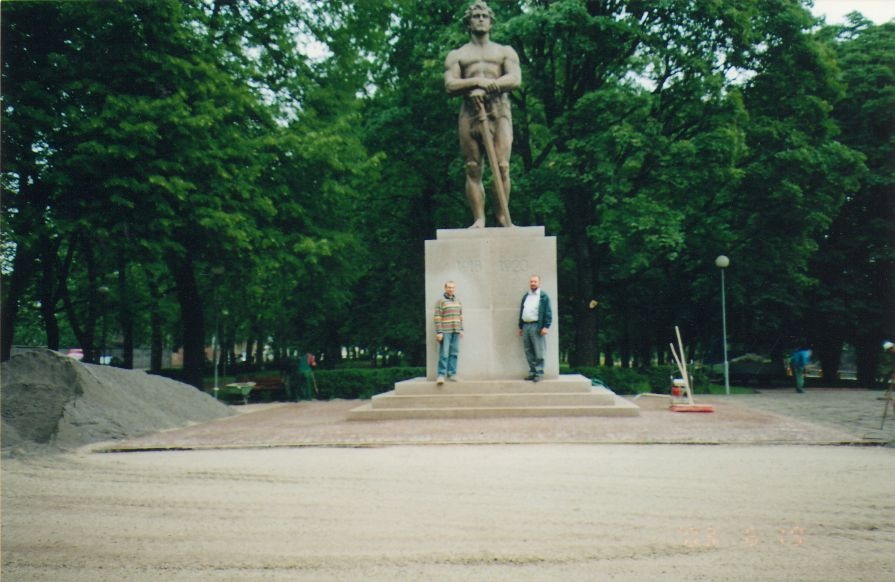 Photo. Artur Ruusmaa and Oskar Truu in Tartu with the memory of the War of Independence. 20.06.2003.