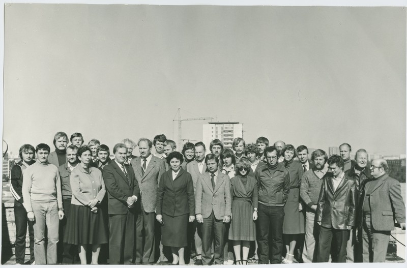 TPI raadiotehnika kateedri töötajad kateedri 15.aastapäeval, grupipilt, sept. 1981.a.