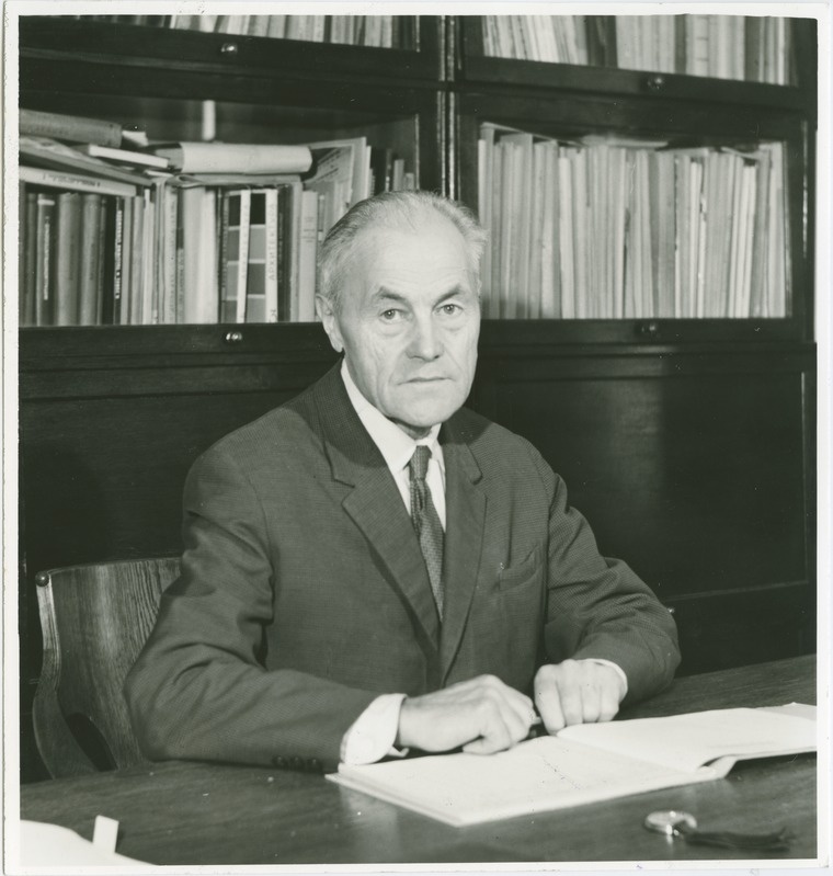 Prof. Leo Jürgenson kabinetis laua taga, jaan. 1981.a.