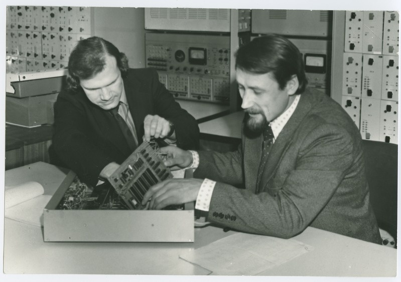 TPI automaatikakateedri leiutajad vanemteadur Toomas Parve ja Mart Min endaprojekteeritud vektorvoltmeetriga, 1980.a.