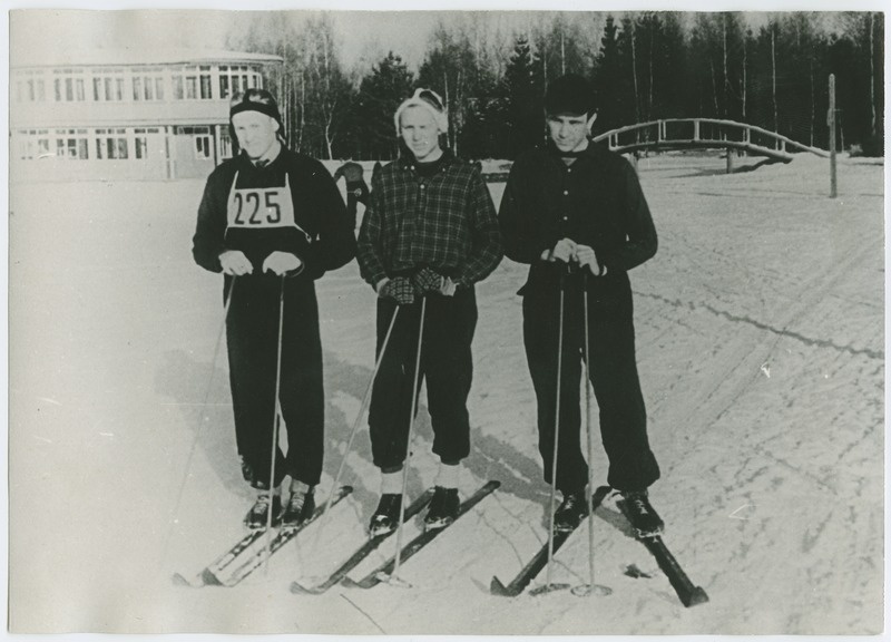 TPI mehaanikateaduskonna võidukas suusatamise teatevõistkond, vasakult Hermann, O. Tapupere ja H. Sauga, 1951.a.