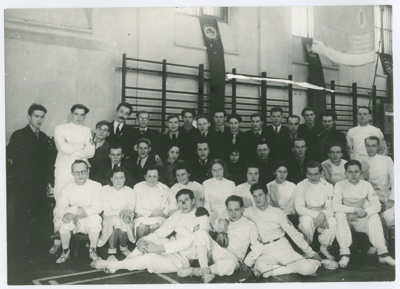 TPI ja Leningradi RÜ sõpruskohtumine vehklemises, grupipilt võimlas, 1952.a.