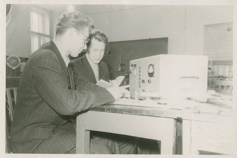 TPI üliõpilased elektrotehnika laboratooriumis Kalinini 82, 1960.-ndad a.