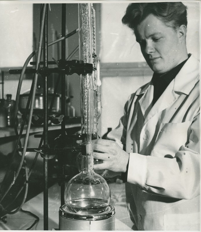 TPI põlevkivikeemia ja sünteesi laboratooriumi osakonna juhataja Peep Christjanson töötamas, 1970. aastad (?)