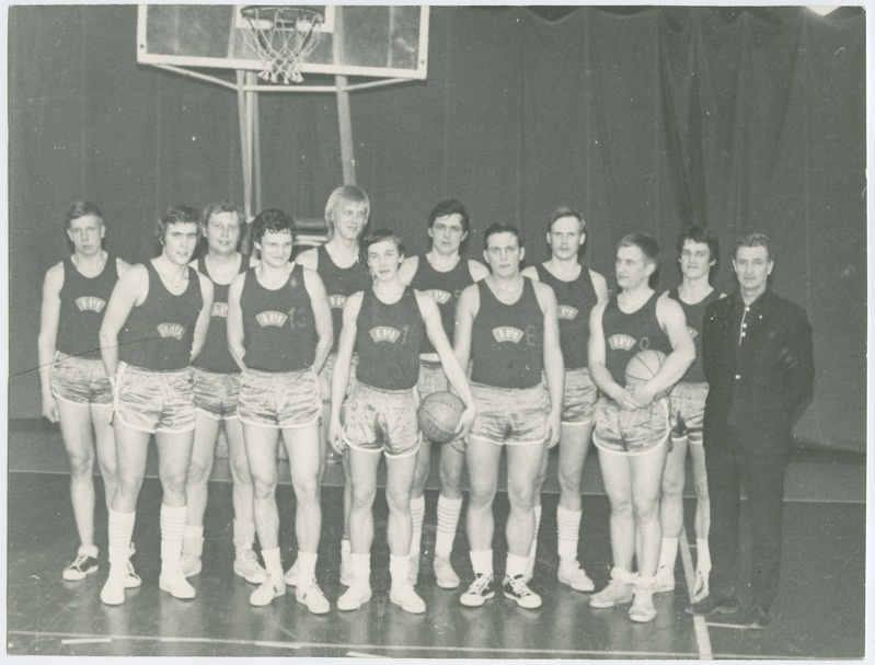 TPI korvpallimeeskond koos treener dots. J. Dudkiniga, 1970. aastad