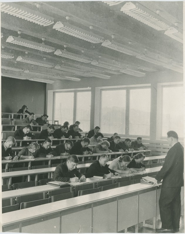 Õppejõud A. Nobeli loeng mustamäel uues auditooriumis, 1970.-ndate a. lõpp