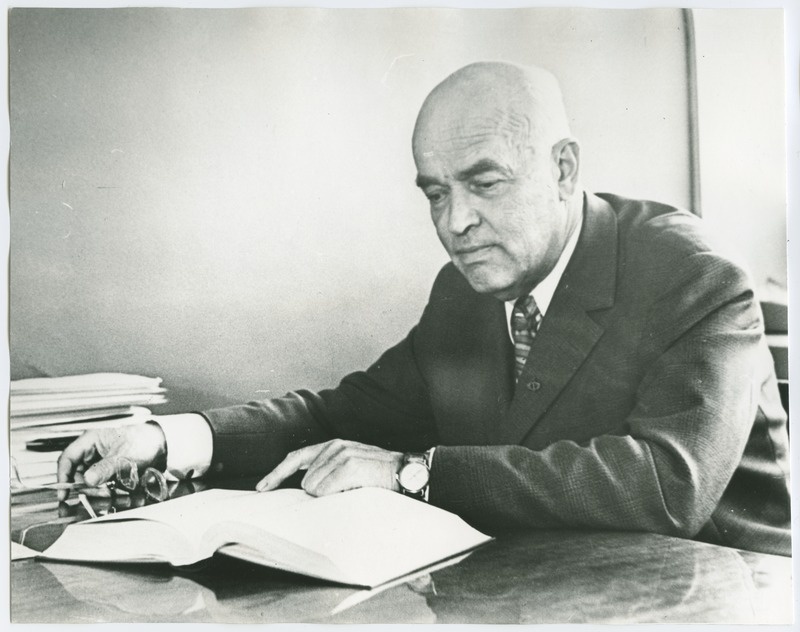 TPI rektor prof. Agu Aarna oma töölaua taga, 1975.a.