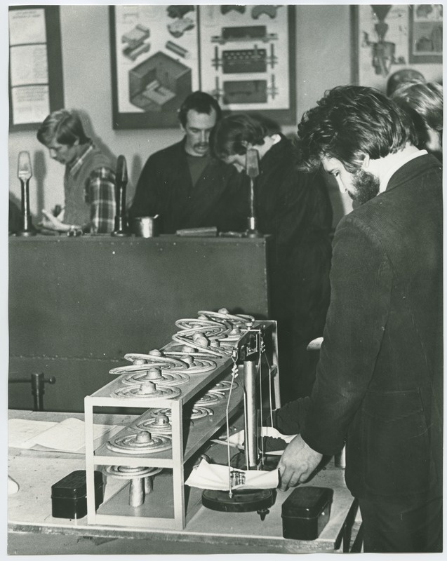 TPI mehaanikateaduskonna üliõpilased metallide tehnoloogia valulaboratooriumis, vasakult õppemeister A. Hiir, J. Ojaver, A. Oro, T. Nael, 1980.a.