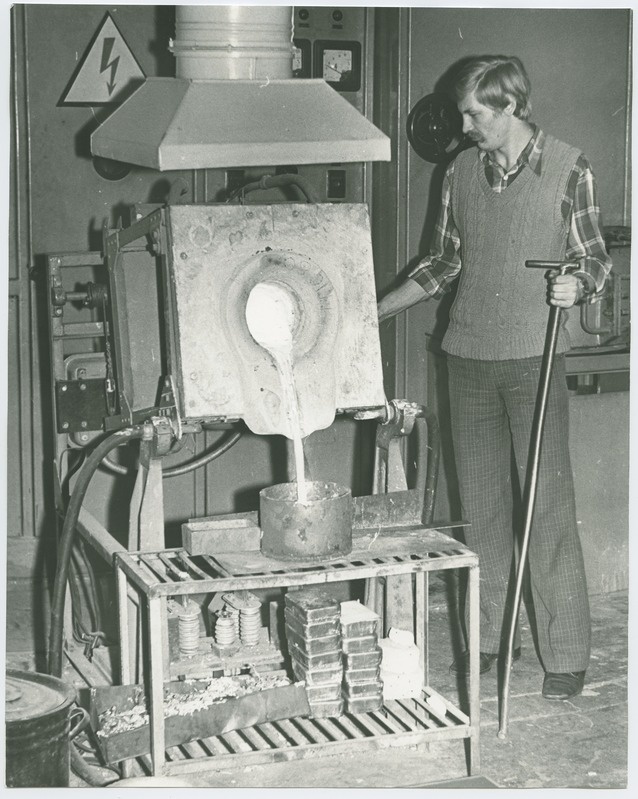 TPI metallide tehnoloogia kateedri valulaboratooriumi meister A. Hiir sulametalli kõrgsagedusseadme tiiglist valukoppa valamas, 1980.a. valamas, 1980.a.