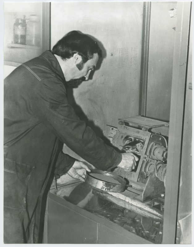 TPI mehaanikateaduskonna pulbermetallurgia tootmisharu laboratooriumi nooremteadur V. Kozjakov metallipulbrite plastifitseerimisseadmel töötamas, 1980.a.