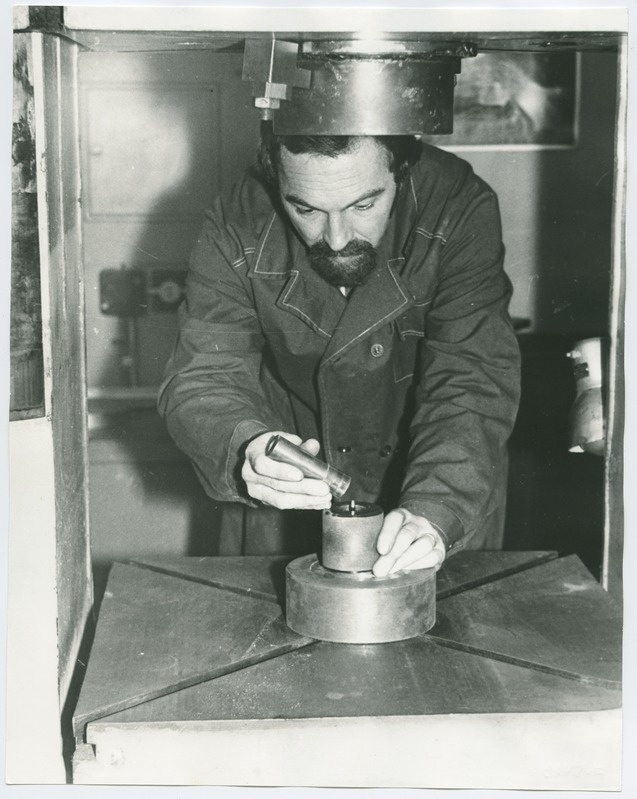 TPI pulbermetallurgia labori nooremteadur V. Korjakov pressil töötamas, 1980.a.
