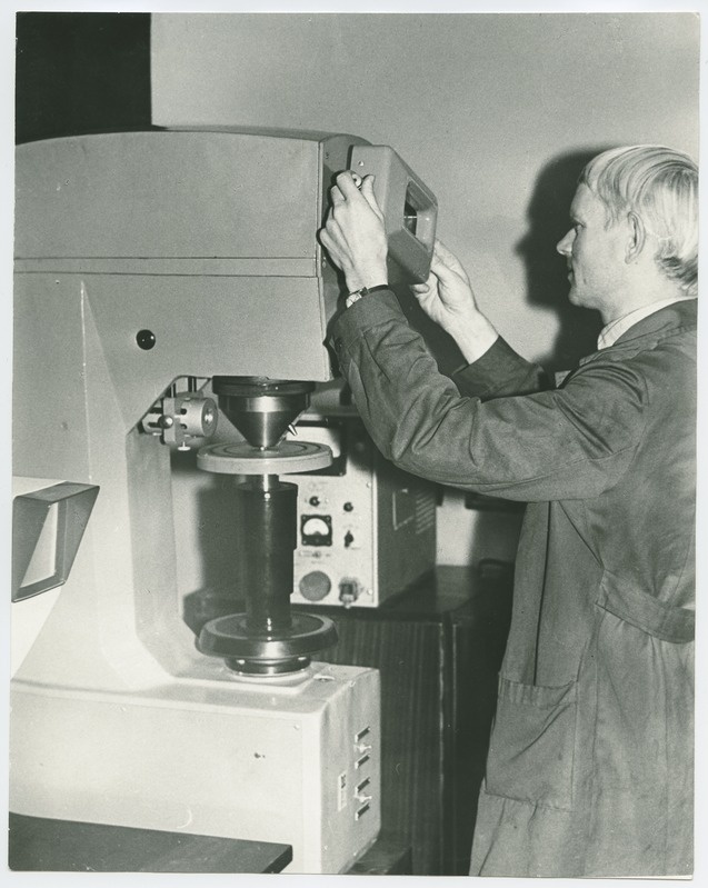 TPI pulbermetallurgia tootmisharu labori vanemteadur P. Kallas  kõvadusmõõtjal töötamas, 1980.a.