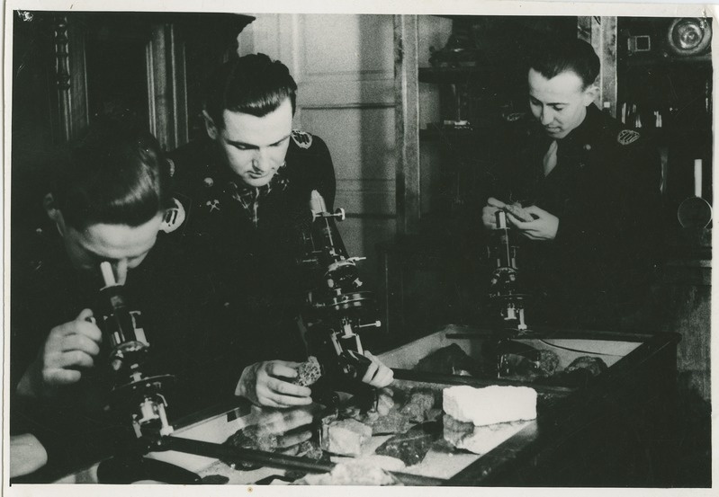 TPI mäeosakonna üliõpilased geoloogia laboratooriumis, 1950.-ndad a.