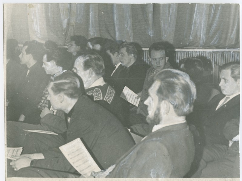 TPI meeskoori bassirühm harjutusel "Eesti Tööstusprojekti saalis", 1960.-ndad a.
