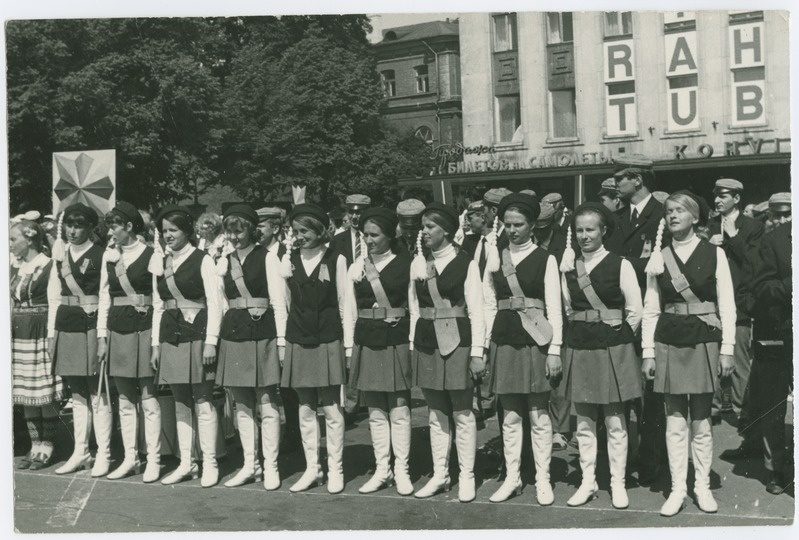 TPI rahvatantsupeolised Võidu väljakul rivistunult, 1970.a.