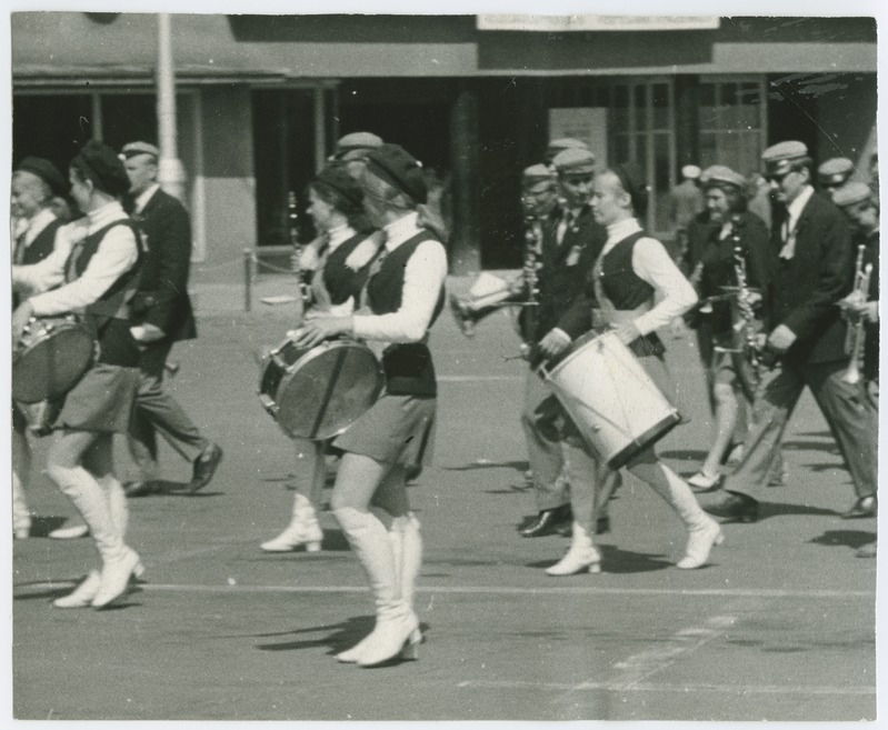 TPI trummarid ja puhkpilliorkester rahvatantsupeo rongkäigus, 1970.a.