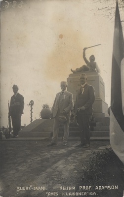 Suure-jaani : shaper prof. Adamson in one of J. Laidoner  duplicate photo