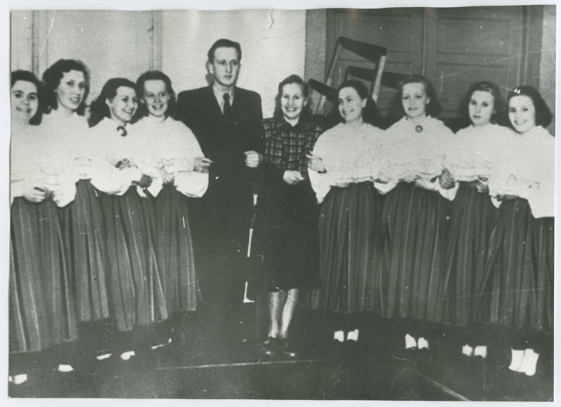 TPI tantsutüdrukud koos Salme Valgemäe ja kontsertmeister Anti Margustega, 1952.a.TPI majandusteaduskonna naistrahvatantsurühm esitamas Leedu rahvatantsu "Pääsuke", 1952.a.