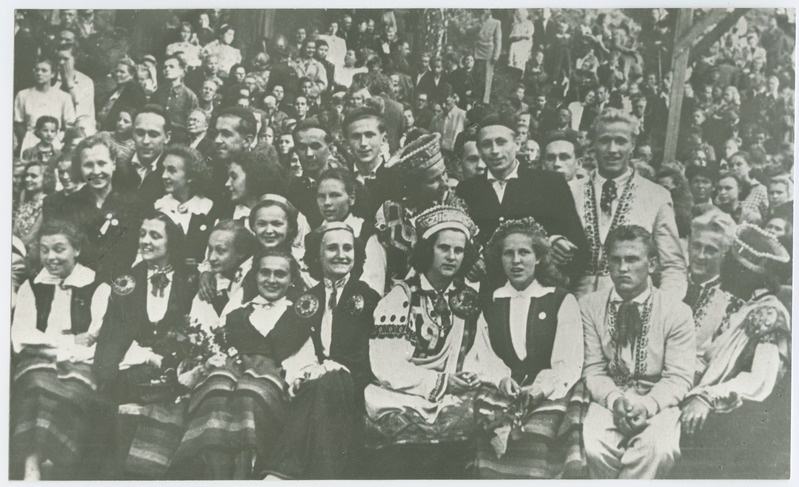 I üliõpilaslaulupeol Tartus, esireas TPI rahvatantsijad, 7.-8.juuli 1956.a.