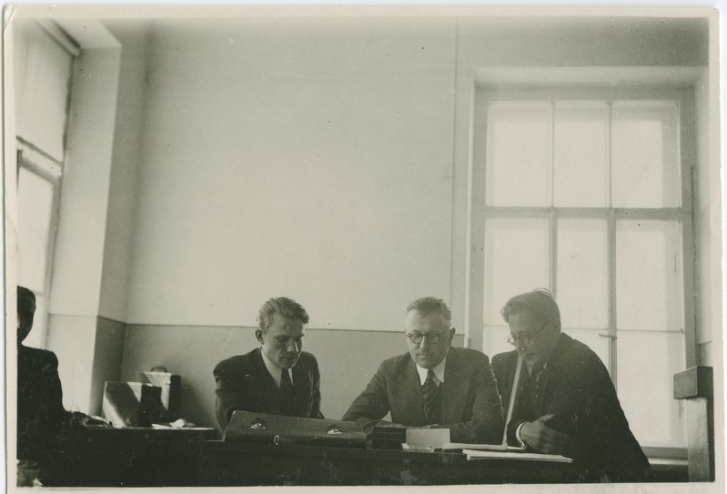 TPI dotsent H. Muischneek (keskel) üliõpilasi eksamineerimas, 1945.-1950.a.