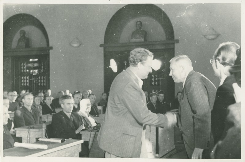 ENSV preemiate ja aukirjade kätteandmine  ENSV Ministrite Nõukogu saalis (preemiaid annab kätte P. Vaarandi), 1948.a.