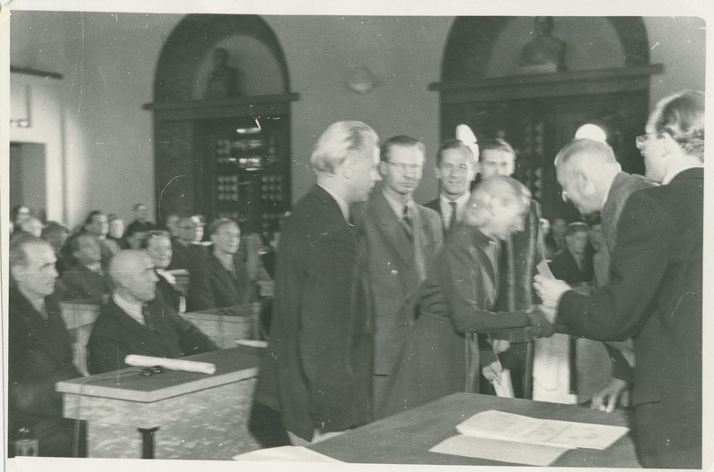ENSV preemiate ja aukirjade kätteandmine  ENSV Ministrite Nõukogu saalis (preemiaid annab kätte P. Vaarandi), aukirja saab L. Raudsepp, 1948.a.