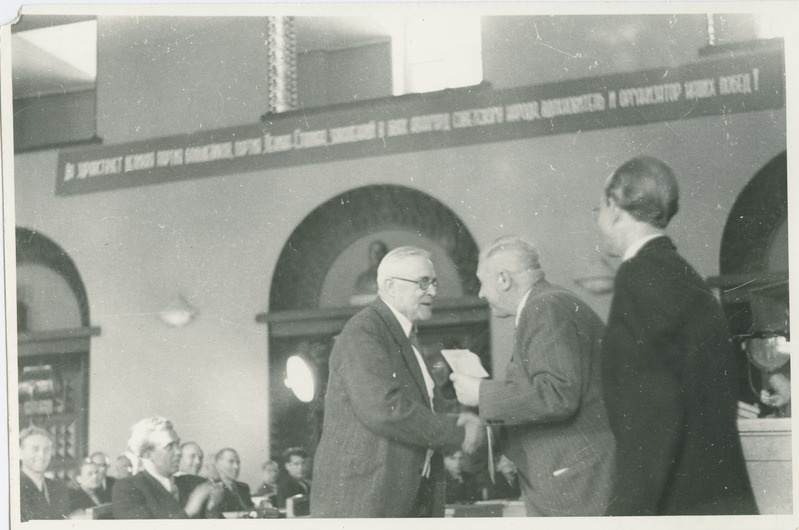 ENSV preemiate ja aukirjade kätteandmine  ENSV Ministrite Nõukogu saalis (preemiaid annab kätte P. Vaarandi),preemia saab helilooja Artur Kapp, 1948.a.