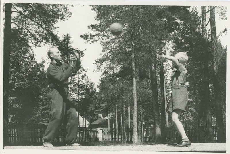 TPI ehitusteaduskonna dotsent Heinrich Laul koos pojaga vaba aega veetmas, 1948.a.