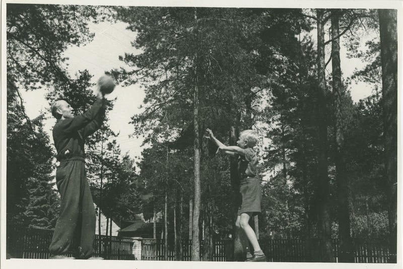 TPI ehitusteaduskonna dotsent Heinrich Laul koos pojaga vaba aega veetmas, 1948.a.