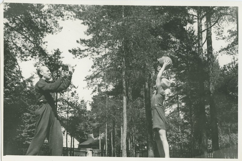 TPI ehitusteaduskonna dotsent Heinrich Laul koos pojaga vaba aega veetmas, 1948.a.