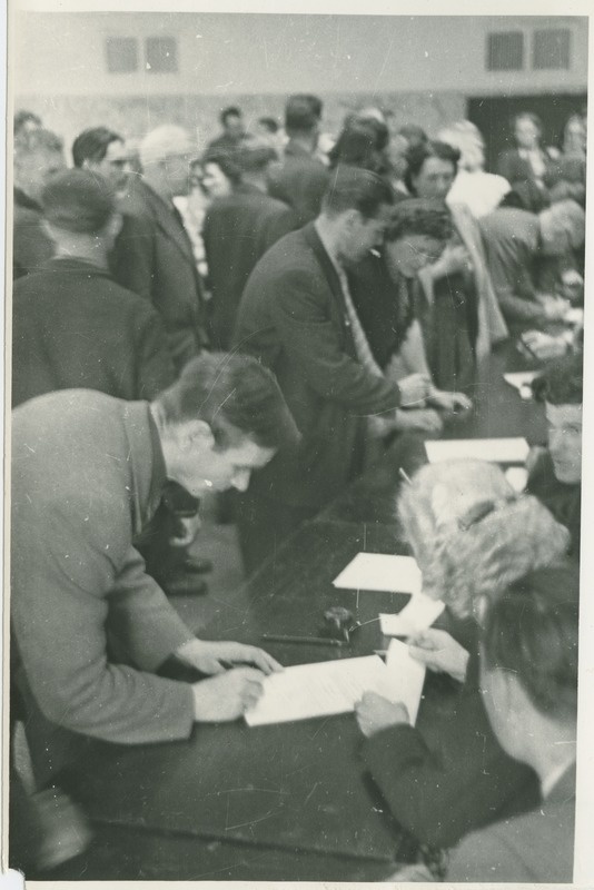 TPI õppejõud ja teenistujad riigilaenu tellimas, esiplaanil prof. A. Altma allkirja andmas (Koplis peamaja 7.auditooriumis), 1950.-ndad a.